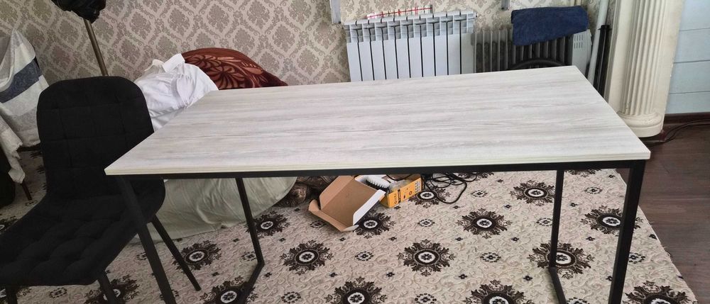 Микроволновка, посуда стол и стулья
