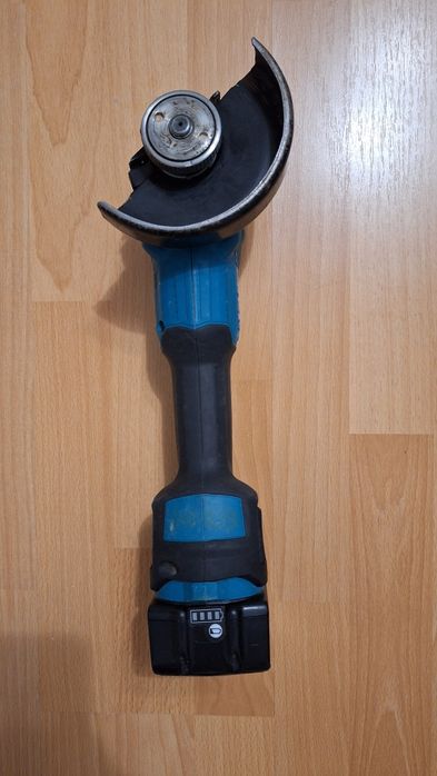 Vând polidisc/flex Makita DGA504