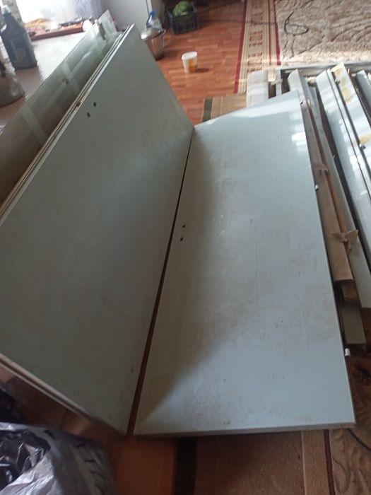 Продает двери разного вида,  разного размера