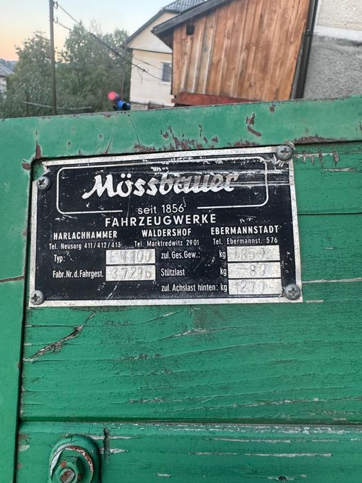 Vând două remorci agricole , ambele basculează undă ditre ele basculează stanga -dreapta