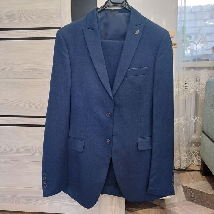 Продам костюм тройка. Торг имеется.