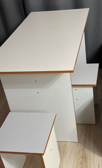 Продам стол с двумя табуретками