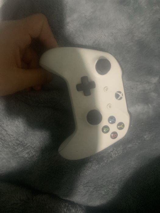 Vand xbox one,in stare impecabila cu 2 controllere originale,+ jocuri