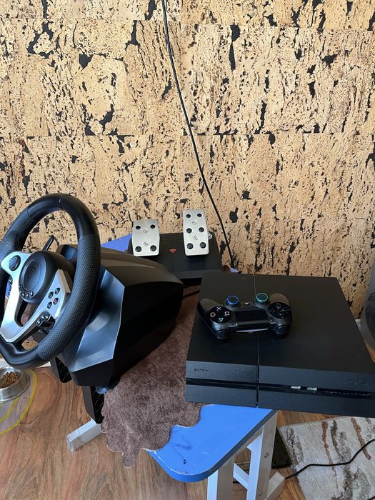 PS4 в много добро състояние.