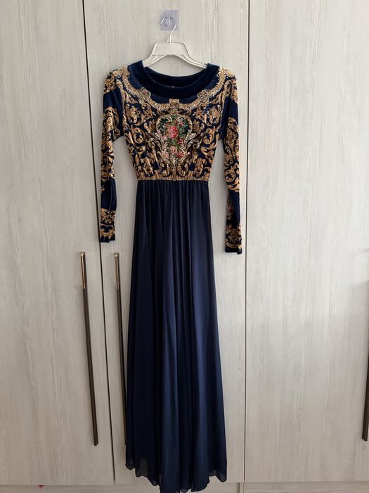 Нарядные вечерние платья в идеальном состоянии