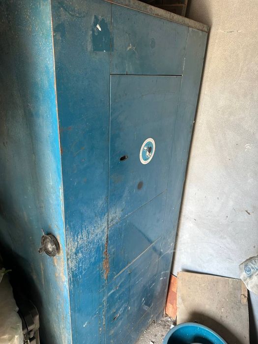 Сейф с двумя ящиками.