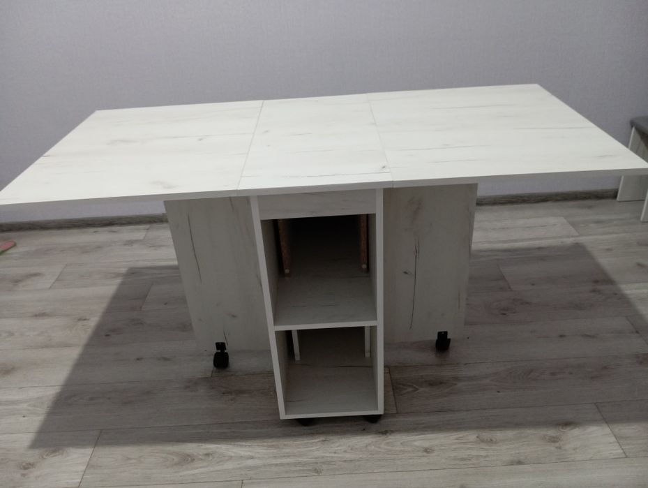 Продам стол и четыре табуретки