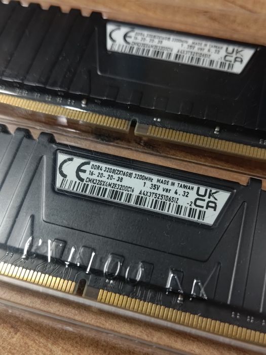 2x16GB / 32gb DDR4 3200mhz Corsair Vengeance