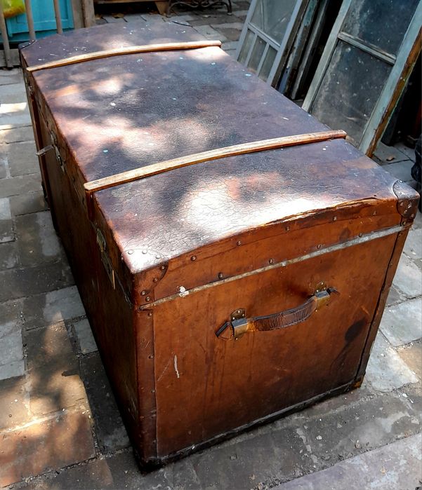 Деревянные сундуки, обшиты металлом.
