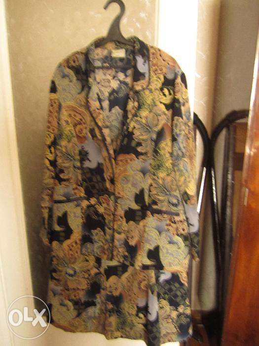 Продам женские костюмы