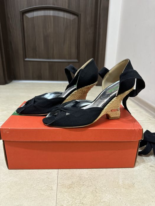 Черни сандали Benetton