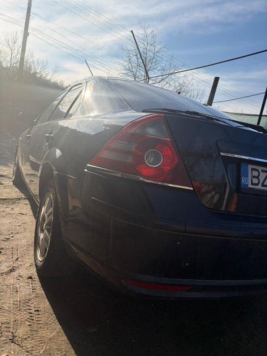 Vând Ford mondeo