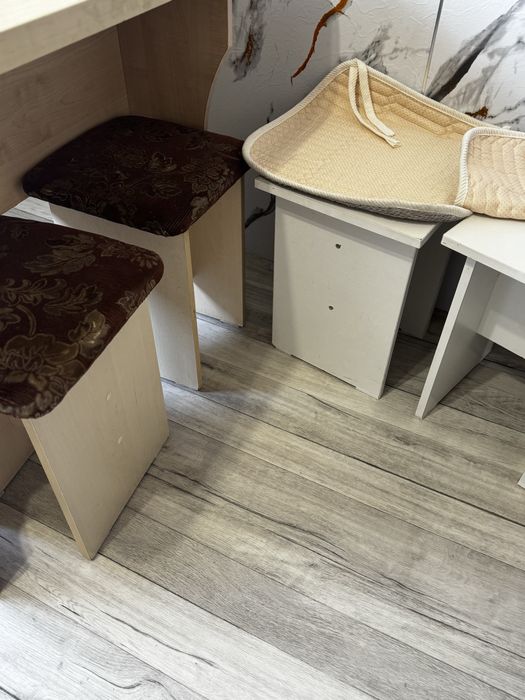 Продам стол и 4 стульчик