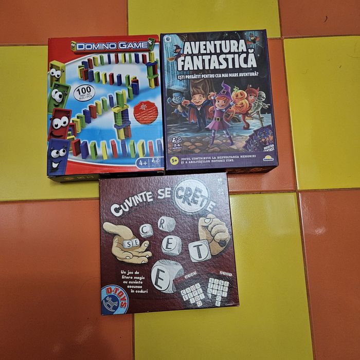 trei jocuri de societate pentru copii și familie: un set de domino colorat ("Domino Game"), jocul "Aventura Fantastică" și jocul Cuvinte Secrete