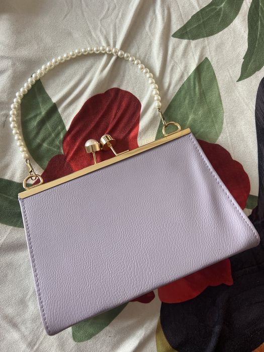 Jacquemus, Armani Jeans, Parfois, Adidas, Chanel