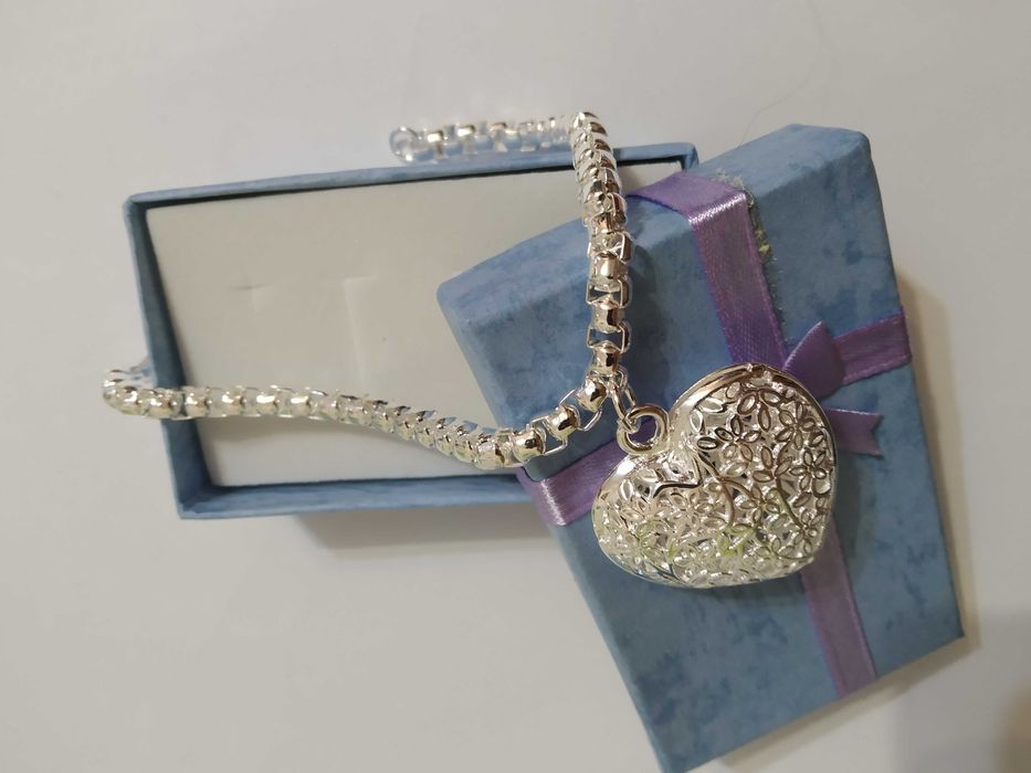 Нова, сребърна гривна с масивно сърце филигран. В луксозна опаковка.