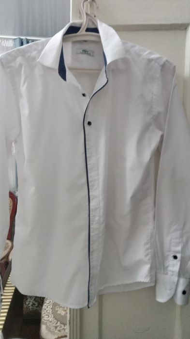 Продам рубашки школьные белые б/у