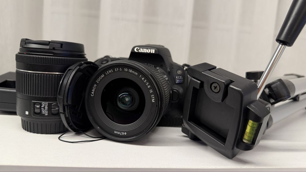 Фотоапарат Canon EOS 200D