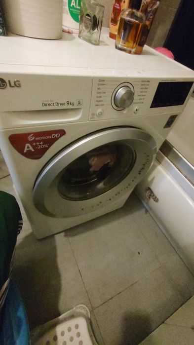 Vând urgent mașina de spălat LG,in stare foarte buna ,capacitatea mașinii este de 9kg,preț   600 lei București sect 6,0762454245.