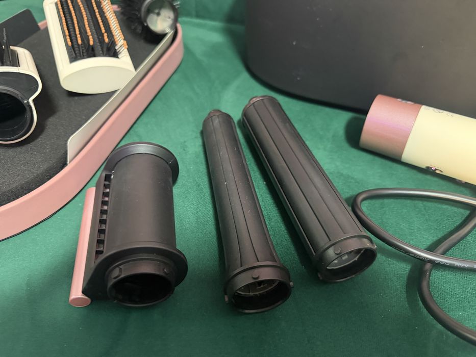 Dyson Airwrap ondulator si perii