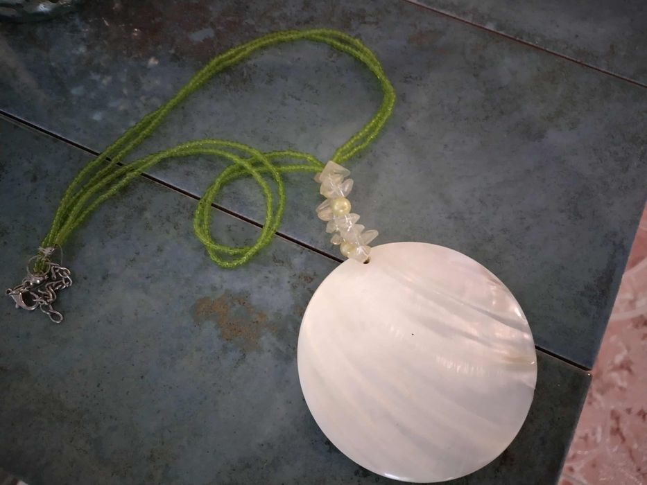 красива дамска огърлица