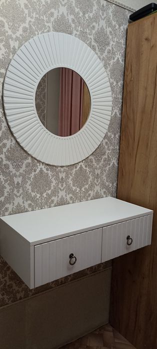 Продам туалетный столик с зеркалом .