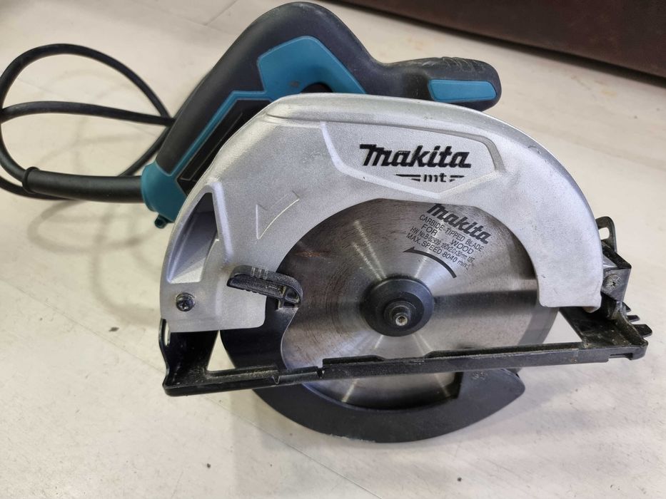 Електрически ръчен циркуляр Makita