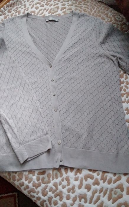 Дамски жилетки и бяла ажурена