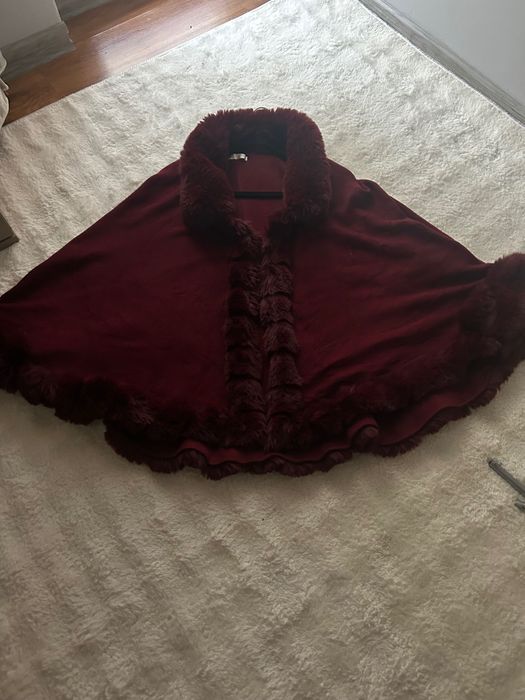 Пончо с подарък шапка .НОВИ