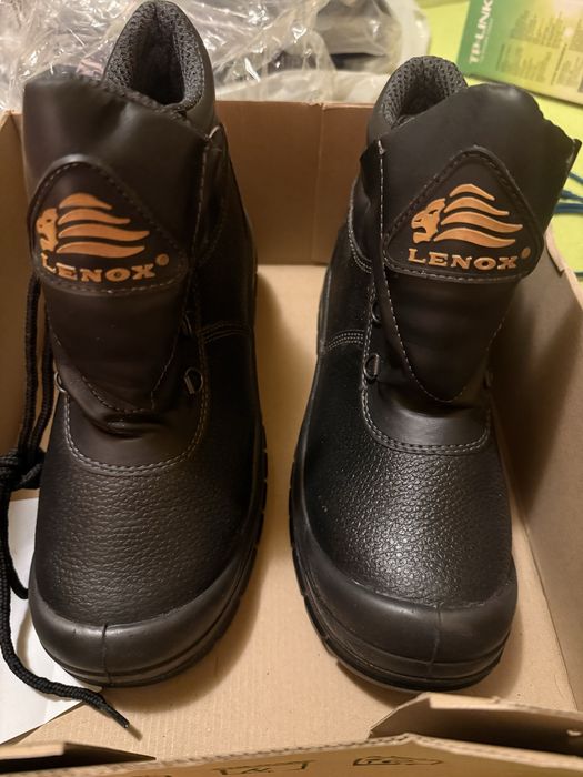 Vand bocanci de munca!