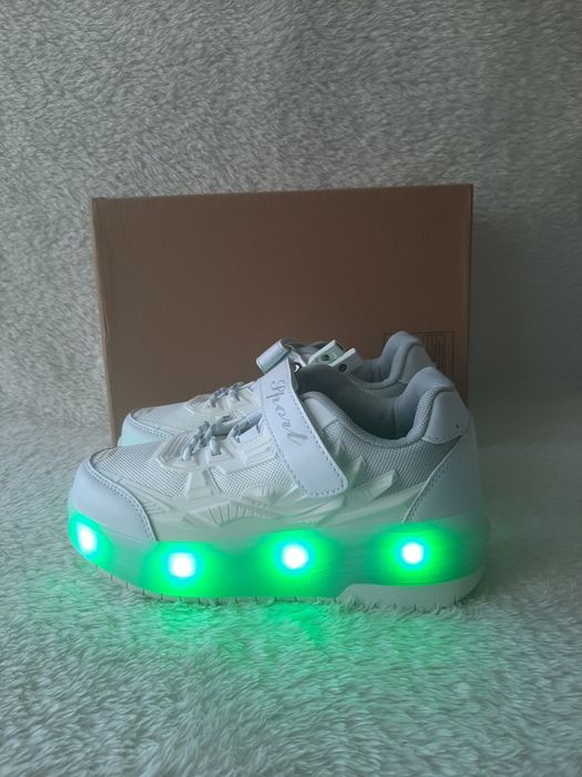 Светещи кецове с колелца.