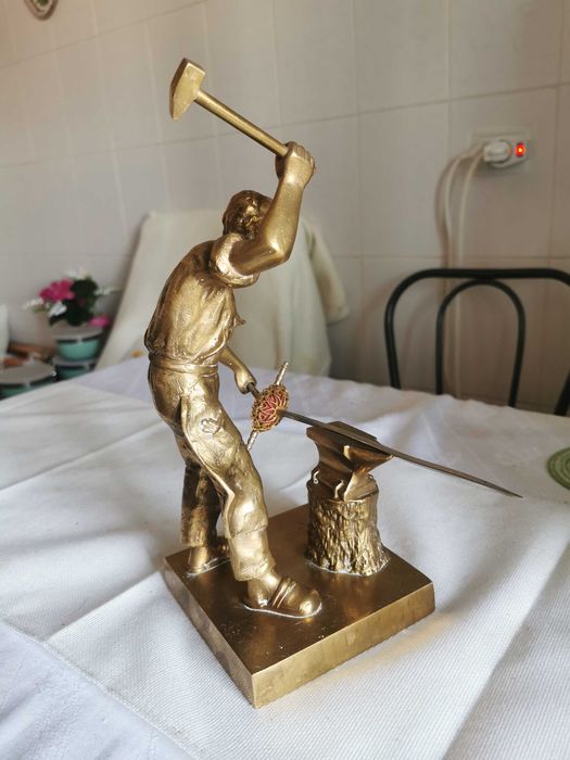 Statueta Fierar ascute sabia
