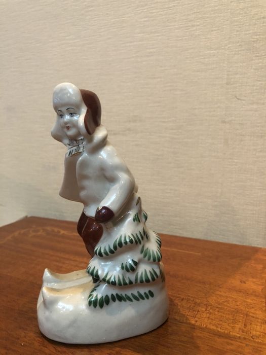 Статуетка мальчик на лыжах