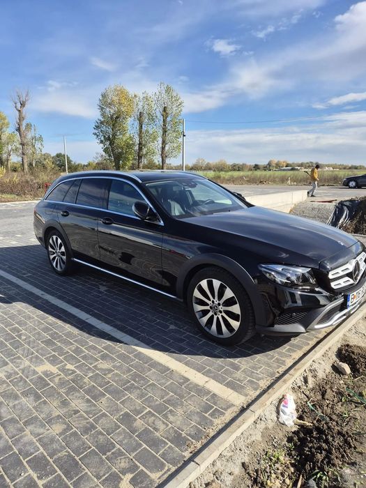 Mercedes-Benz E Fara accident, istoric reprezentanta