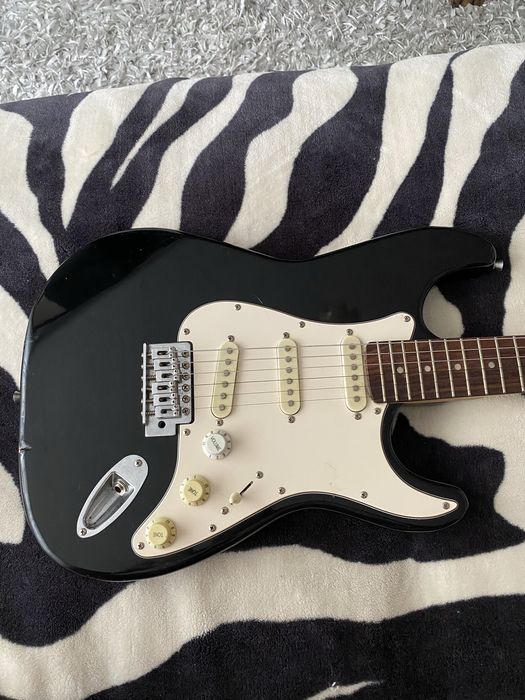 Chitara electrica stil stratocaster Cleuation