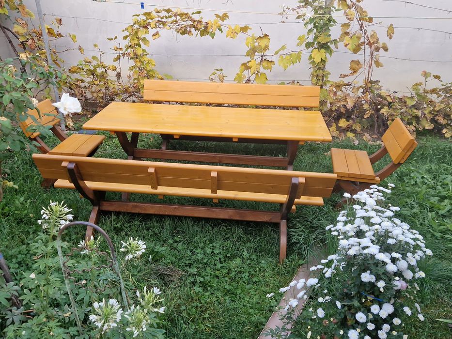 Masa cu bănci și scaune