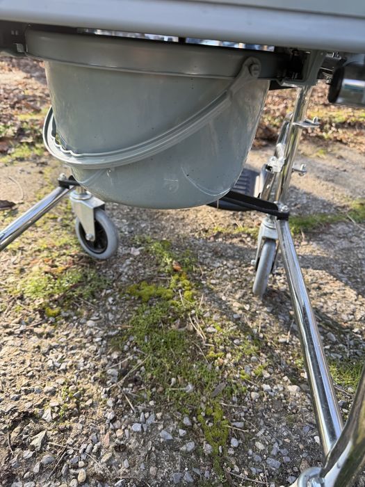 Тоалетен инвалиден стол