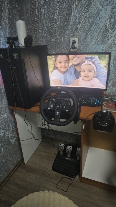 Геймърски компютър + волан logitech