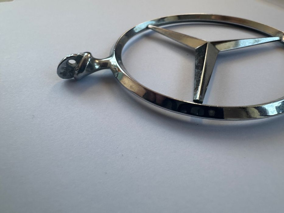 НОВА-Метална емблема Mercedes-Benz (вероятно от по-стари модели или ретро серии от 80-те години).