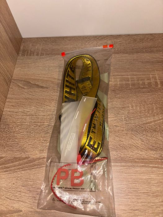 Curea off white yellow