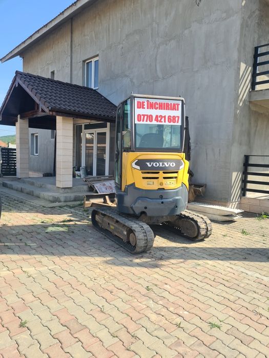 Execut lucrari cu miniexcavator