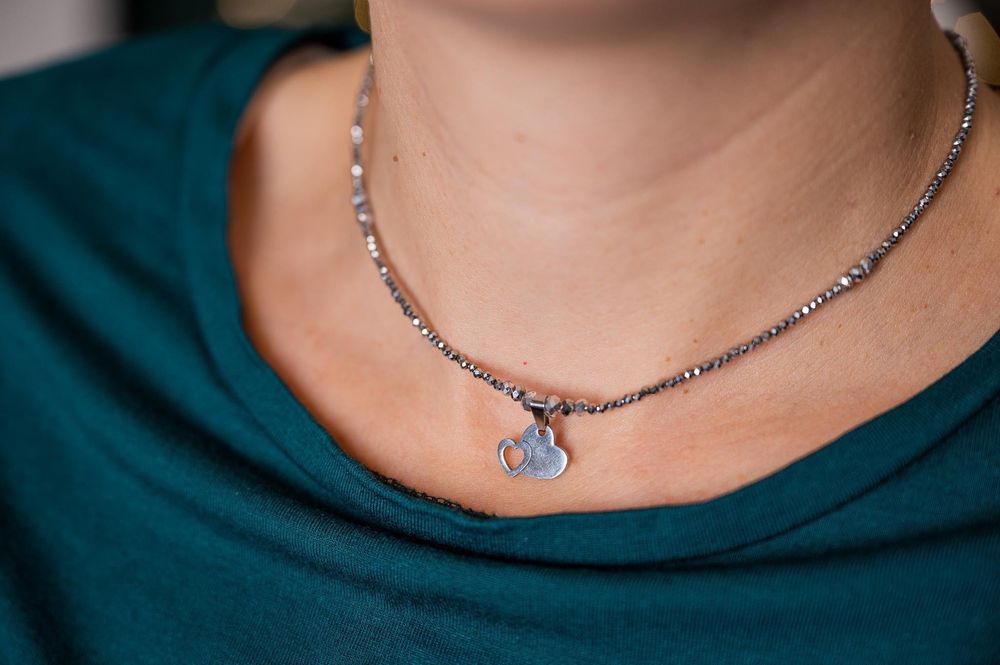 Колиета изработени с естествени камъчета, стъклени камъчета и мъниста