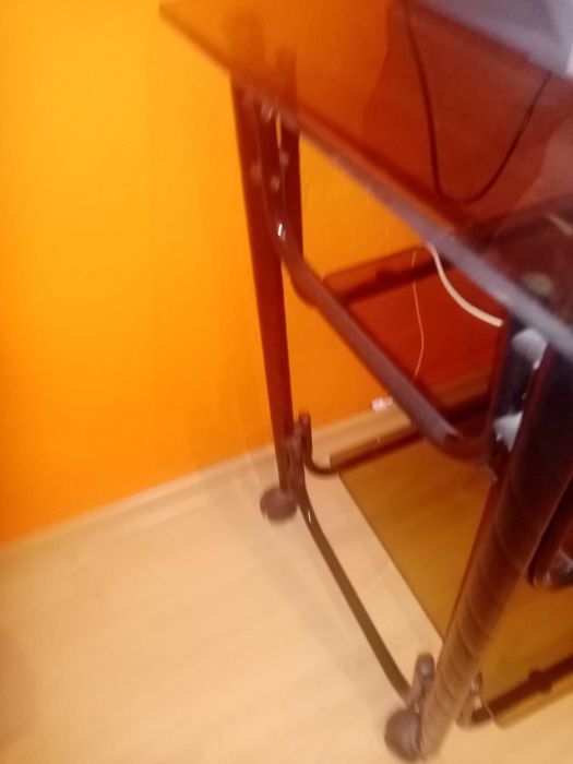 Продавам стъклена масичка