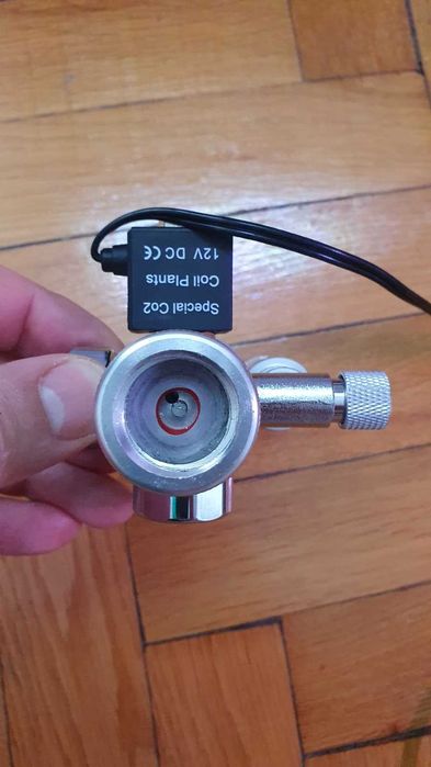Reductor cu electrovalva co2