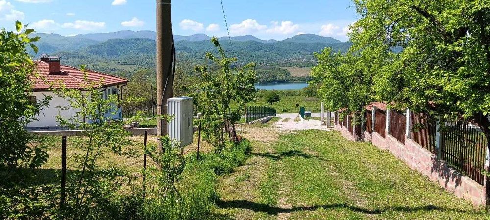 Панорамен имот срещу яз. Сопот – 2 950 кв.м + масивна къща