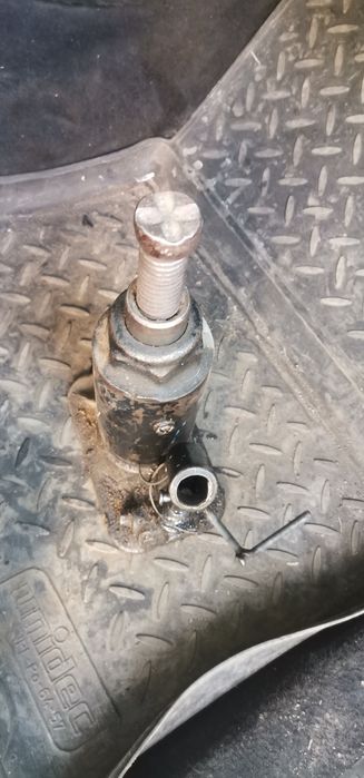 Продам домкраты бутылочные 1 шт