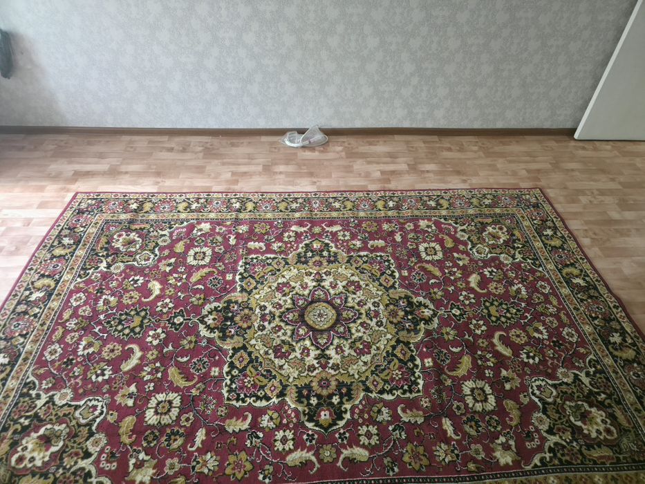 Продам ковёр 2×3 м