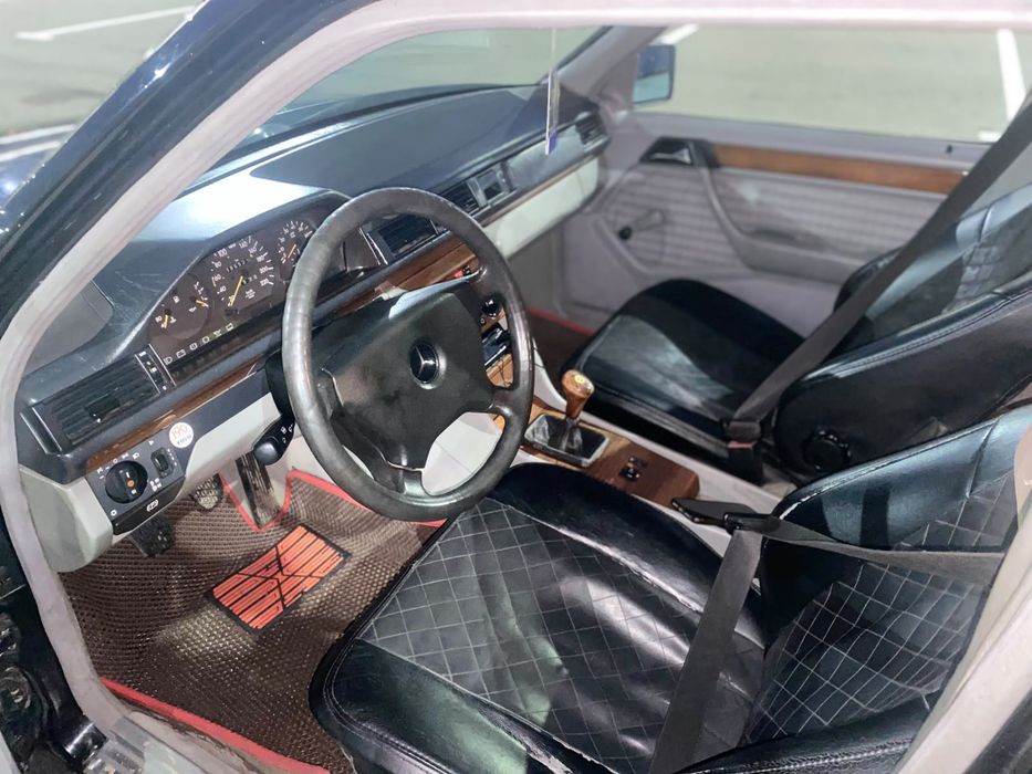 Mercedes-Benz E-Class в кузове W124.
