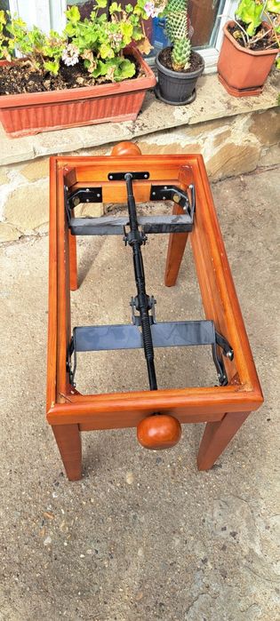 Стол за пиано с регулиране на височината