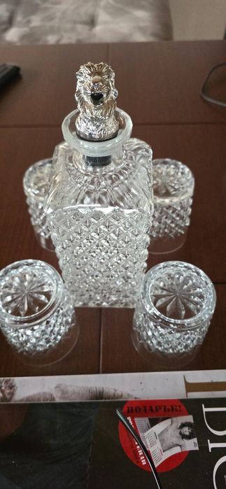 Комплект чаши , гарафа с тапа лъв